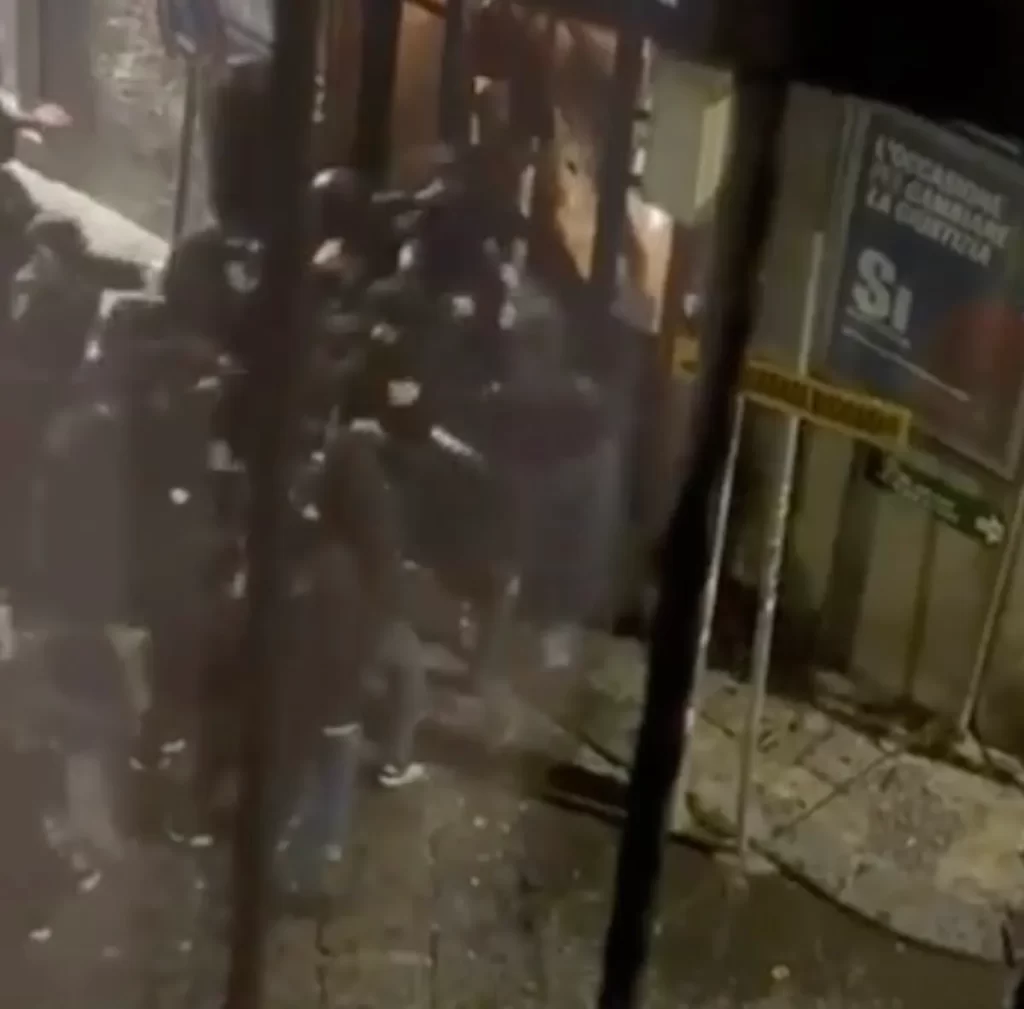 Napoli-Chelsea, notte di tensione in centro: scontri tra ultras a Chiaia