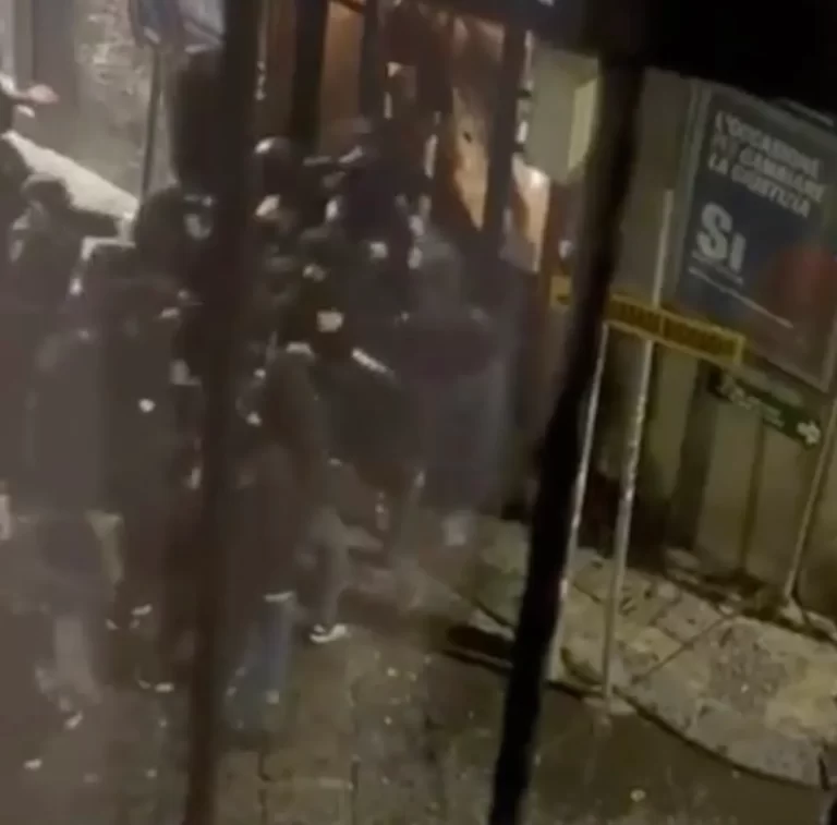 Napoli-Chelsea, notte di tensione in centro: scontri tra ultras a Chiaia