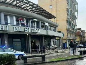 Inferno a Nola: Esplosione Notturna Devasta Bancomat in Piazza. Edificio a Rischio
