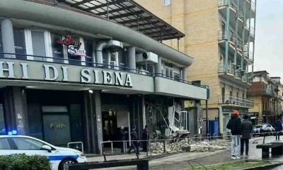 Inferno a Nola: Esplosione Notturna Devasta Bancomat in Piazza. Edificio a Rischio