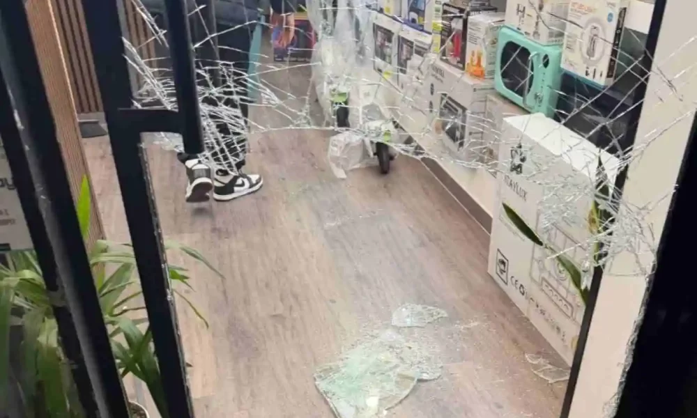 Napoli, furto notturno a Cavalleggeri: svaligiato il negozio Elettrostore