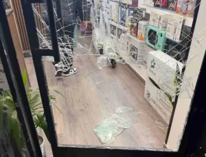 Napoli, furto notturno a Cavalleggeri: svaligiato il negozio Elettrostore