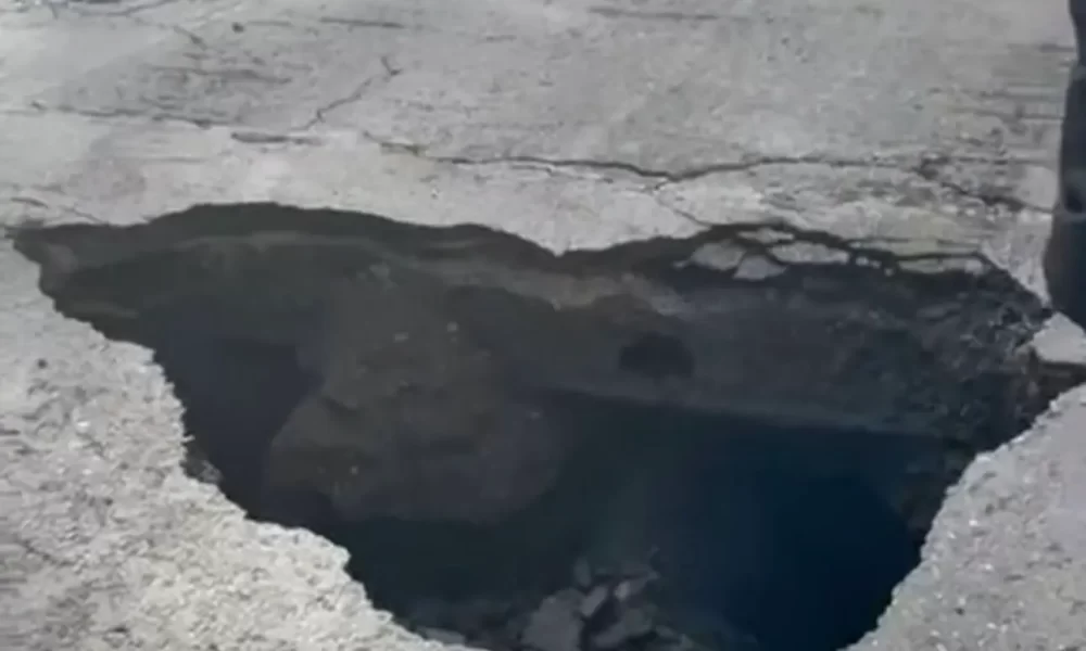 Napoli, si apre una voragine in via Bagnoli: stop forzato ai tir dell’America’s Cup