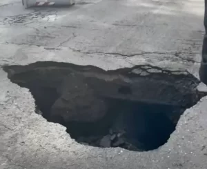 Napoli, si apre una voragine in via Bagnoli: stop forzato ai tir dell’America’s Cup