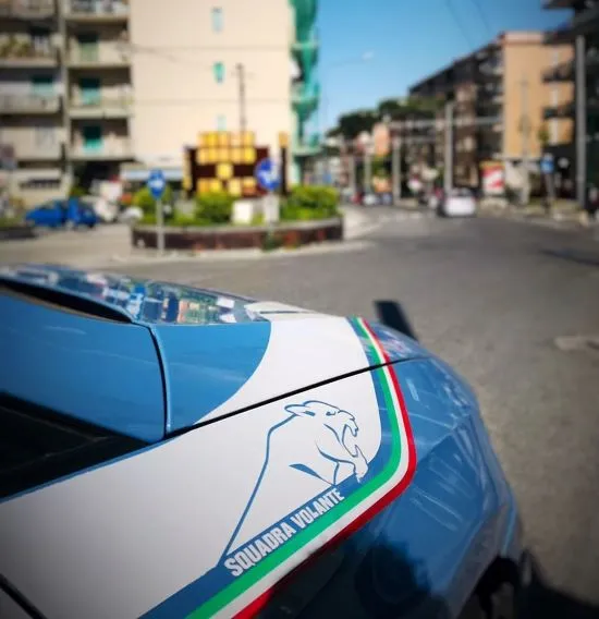 Due giovani pusher arrestati mentre spacciano per strada, un campanello d’allarme per la sicurezza della comunità.