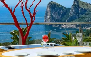 Un ristorante stellato nel mirino: l’abusivismo che offusca il prestigio di Quattro Passi a Nerano.