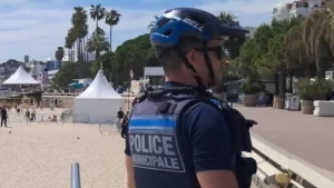 Un giovane napoletano torna in libertà dopo aver rapinato Rolex sulla Costa Azzurra, sollevando preoccupazioni nella comunità.