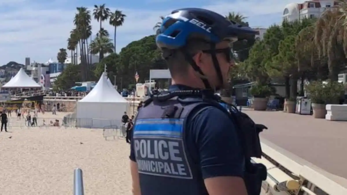 Un giovane napoletano torna in libertà dopo aver rapinato Rolex sulla Costa Azzurra, sollevando preoccupazioni nella comunità.