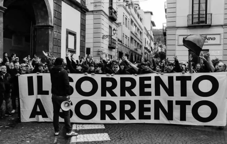 La comunità di Sorrento al centro di una disputa quando gli ultras cercano di forzare l’ingresso al campo sportivo chiuso da tre anni