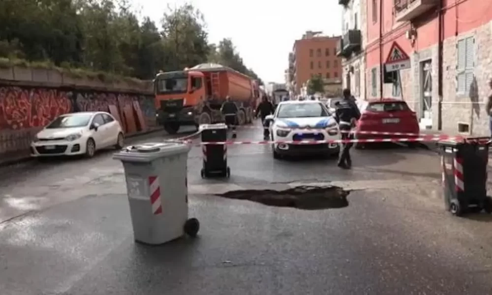 La via Nuova Bagnoli di Napoli torna percorribile dopo i recenti lavori di ripristino e messa in sicurezza.