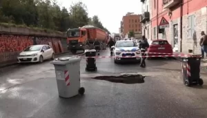 La via Nuova Bagnoli di Napoli torna percorribile dopo i recenti lavori di ripristino e messa in sicurezza.