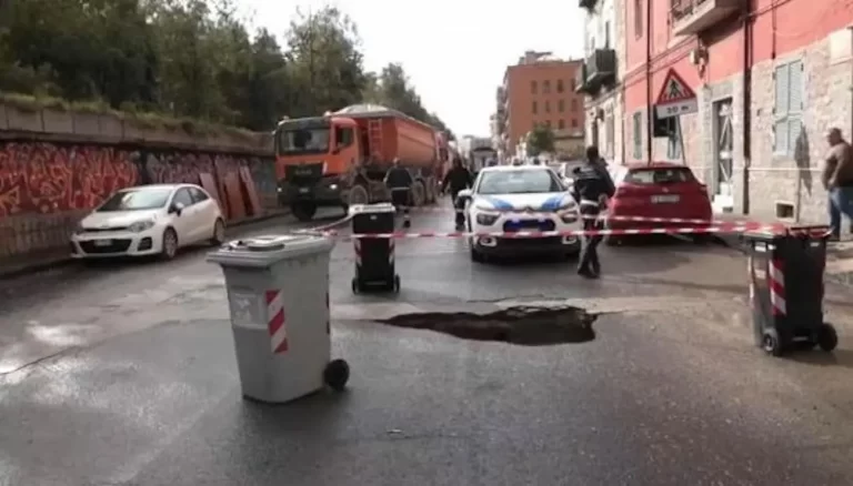 La via Nuova Bagnoli di Napoli torna percorribile dopo i recenti lavori di ripristino e messa in sicurezza.