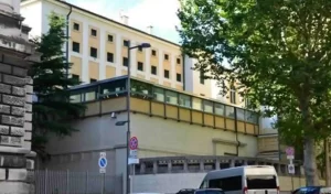 Una coppia finisce in carcere per abusi su una nipote e pratiche voodoo, rivelando una storia di sofferenza e speranza di giustizia.