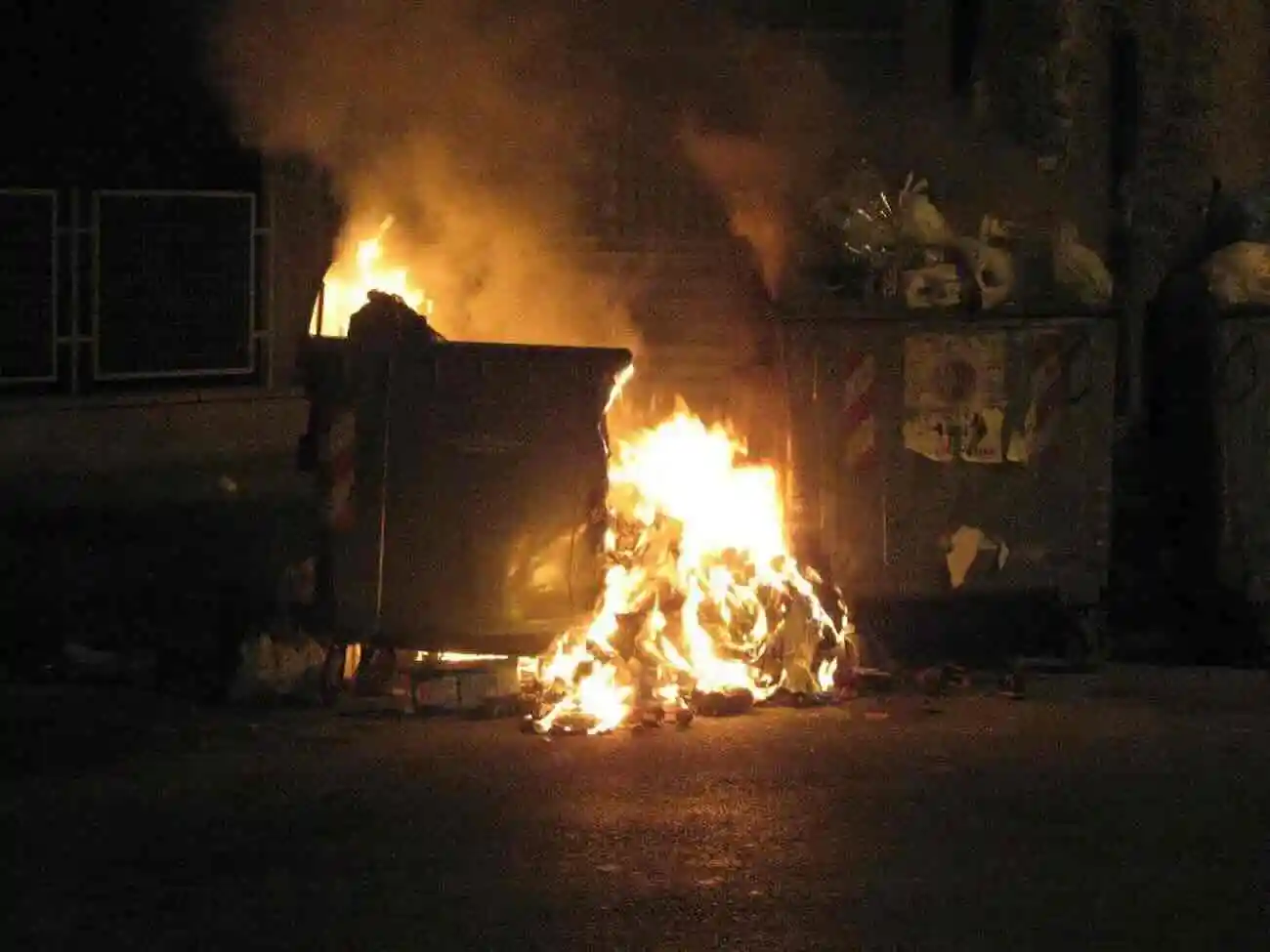 Un uomo di Soccavo arrestato per aver incendiato cassonetti in un gesto contro l’immondizia che lo infastidiva