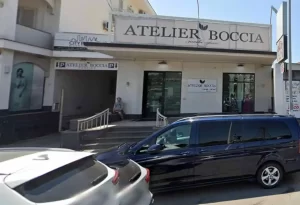 Un furto scuote l’atelier familiare di Pompei, colpendo la comunità e la creatività locale.