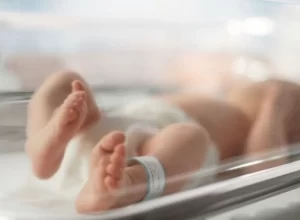 Un grave episodio a Nola: una bimba di un anno ingerisce hashish e il padre di 26 anni è stato denunciato.