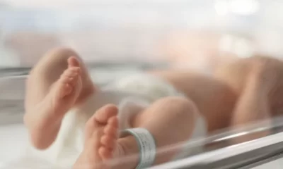 Un grave episodio a Nola: una bimba di un anno ingerisce hashish e il padre di 26 anni è stato denunciato.