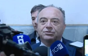 Gratteri commenta la realtà di Napoli: tra violenza e la crescente efficacia delle indagini sui reati.