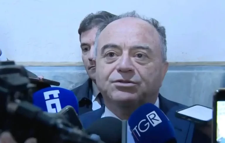 Gratteri commenta la realtà di Napoli: tra violenza e la crescente efficacia delle indagini sui reati.