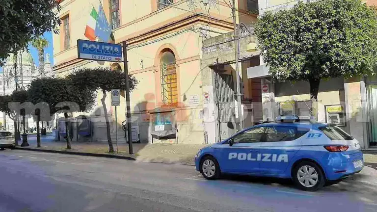 Un atto vandalico scuote la comunità, ora scatta l’obbligo di soggiorno per il presunto responsabile.