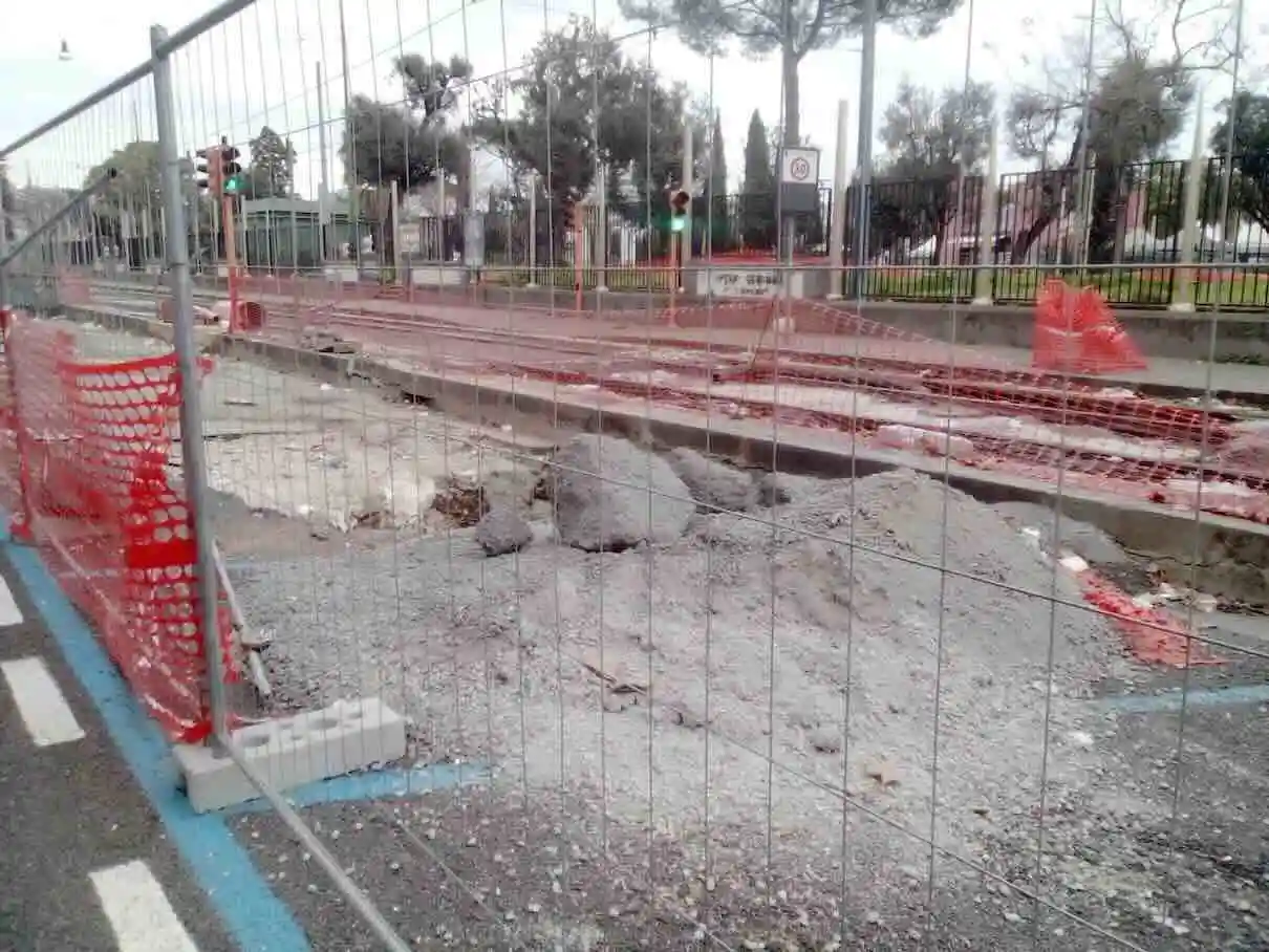 Riviera in difficoltà: le denunce di Italia dei Diritti sul caos della viabilità a Chiaia e l’impatto sulla comunità locale