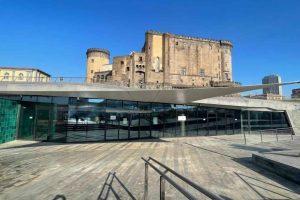 Malore fatale al Molo Beverello: muore un clochard nel terminal aliscafi