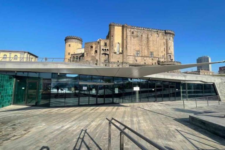 Malore fatale al Molo Beverello: muore un clochard nel terminal aliscafi