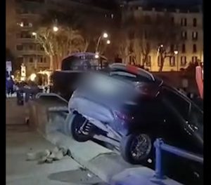 Napoli, auto come un proiettile sfonda la balaustra a Mergellina, è caccia al conducente fuggito