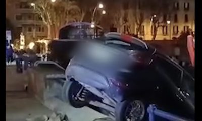 Napoli, auto come un proiettile sfonda la balaustra a Mergellina, è caccia al conducente fuggito