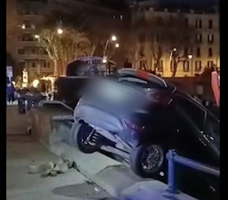 Napoli, auto come un proiettile sfonda la balaustra a Mergellina, è caccia al conducente fuggito