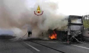 Un incendio sul bus turistico provoca panico tra 37 passeggeri, ma fortunatamente tutti riescono a salvarsi