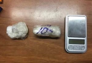 Un uomo in cerca di un nuovo inizio si presenta in caserma con cocaina, rivelando un’inquietante trama di vita e scelte.