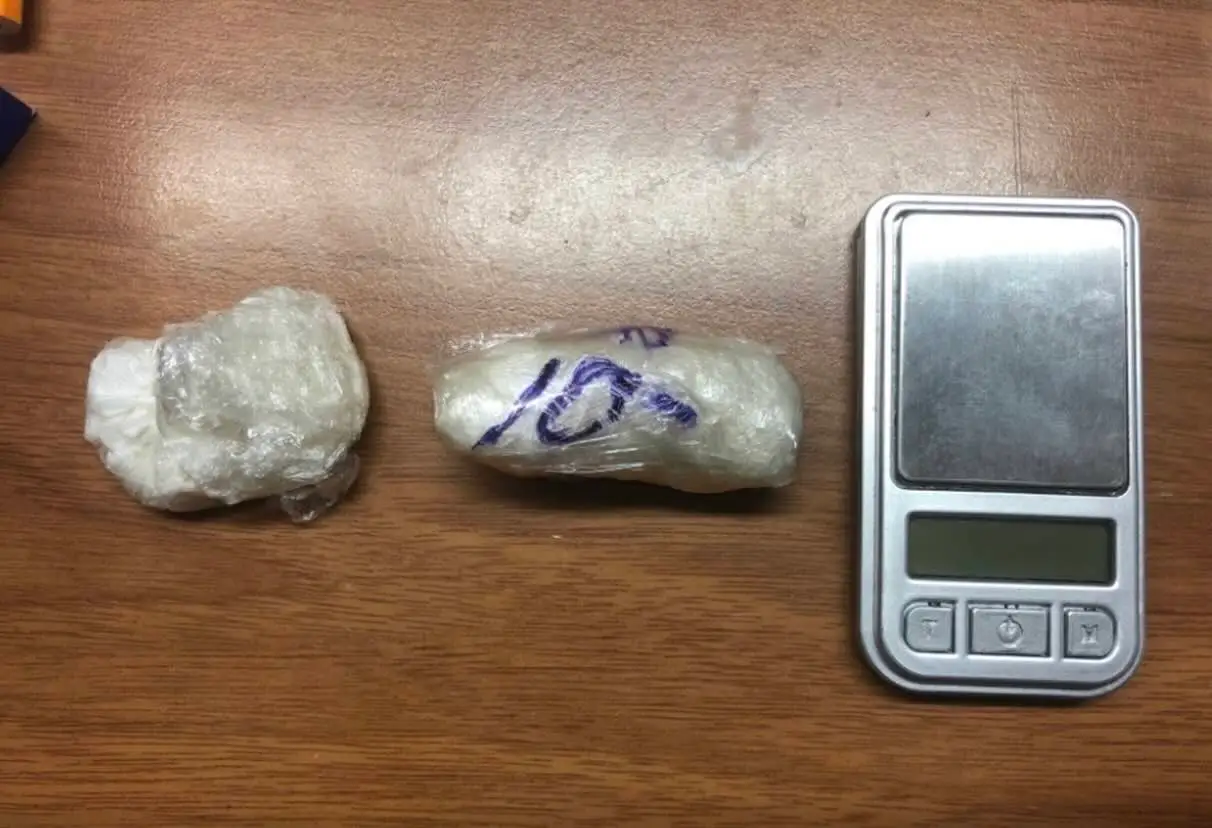 Un uomo in cerca di un nuovo inizio si presenta in caserma con cocaina, rivelando un’inquietante trama di vita e scelte.