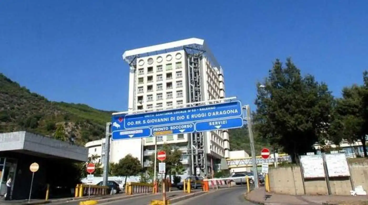 Salerno, 16enne accoltellato alla schiena durante lite tra minorenni: indagini in corso