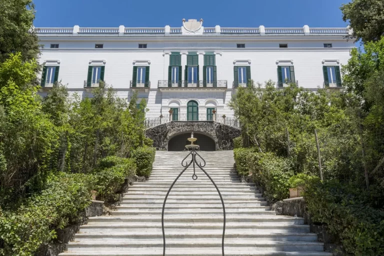 Napoli, al via il restauro del verde storico della Villa Floridiana: otto mesi di lavori nel parco
