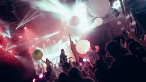 Napoli, nella discoteca di via Nazario Sauro oltre il doppio dei clienti consentiti: scatta la chiusura