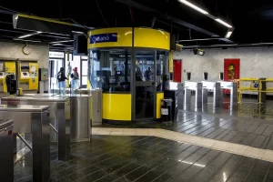 Napoli, imbrattano il treno della Metro a Chiaiano: 4 denunciati