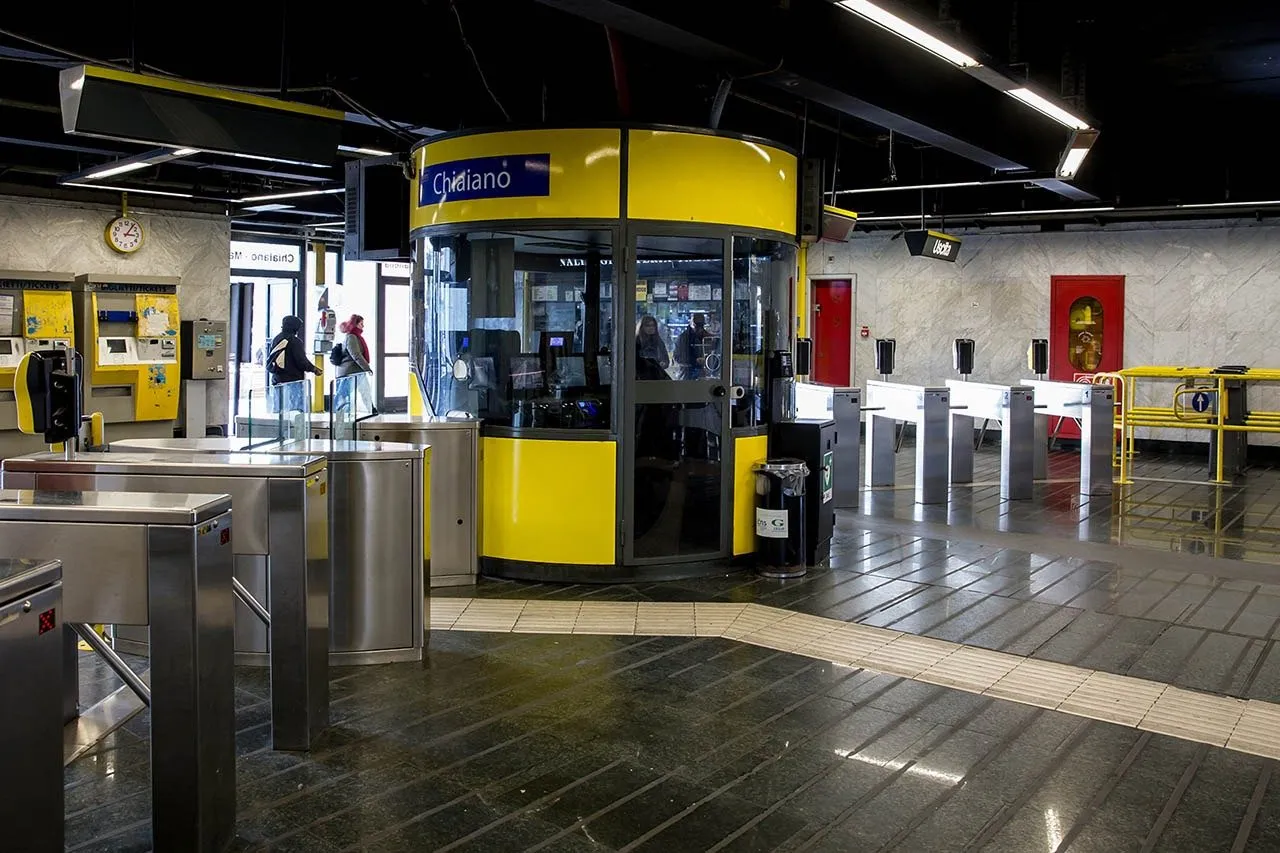 Napoli, imbrattano il treno della Metro a Chiaiano: 4 denunciati