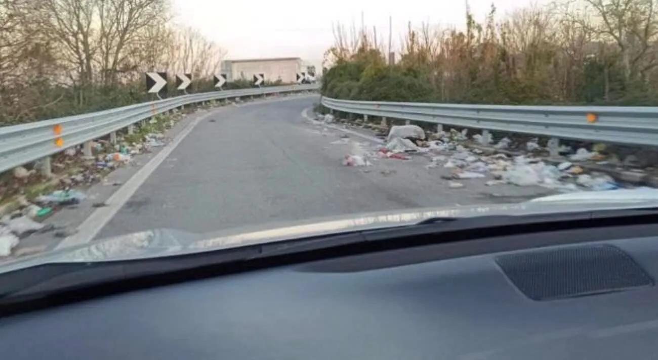Napoli, SS 268 e assi viari trasformati in discariche a cielo aperto