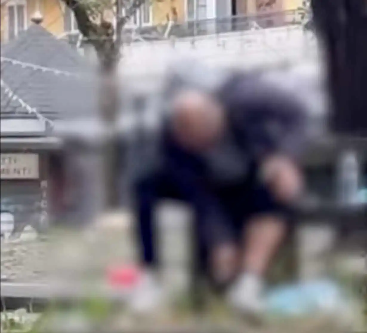 Napoli, l’inferno di Piazza Cavour: il bucatoio della disperazione alla luce del sole