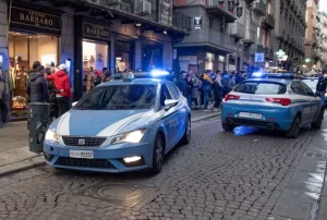 Napoli, terrore in via Toledo: 25enne ferito a coltellate e rapinato da un branco