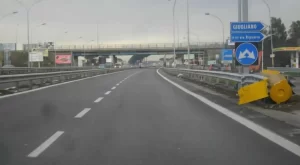 Qualiano, contromano per 20 km sulla Circumvallazione Esterna: bloccato pusher in fuga