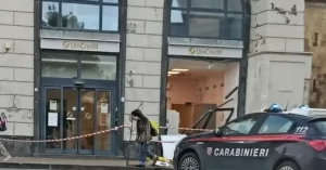 Pozzuoli, blitz all’alba all’Unicredit: auto contro la filiale, fallito l’assalto al Bancomat
