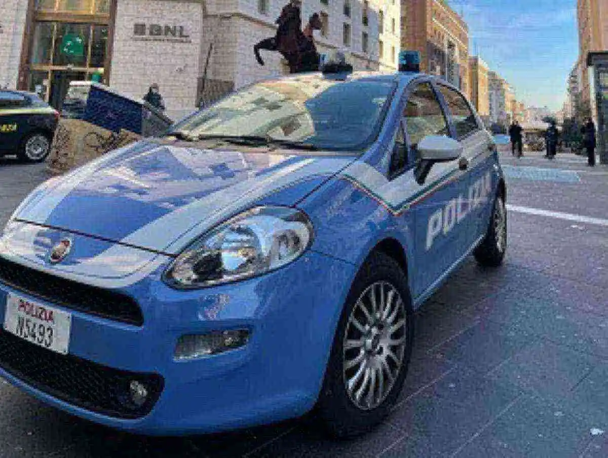 Napoli, violento scippo in via Toledo: strappa l’orecchino a una turista e la ferisce