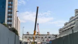 Napoli, installato il ponte pedonale tra Tribunale e Procura: via Grimaldi chiusa fino a marzo