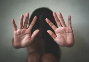 Napoli, entrava in casa della compagna e la violentava: arrestato