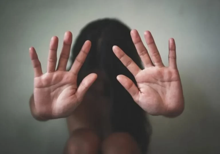 Napoli, entrava in casa della compagna e la violentava: arrestato