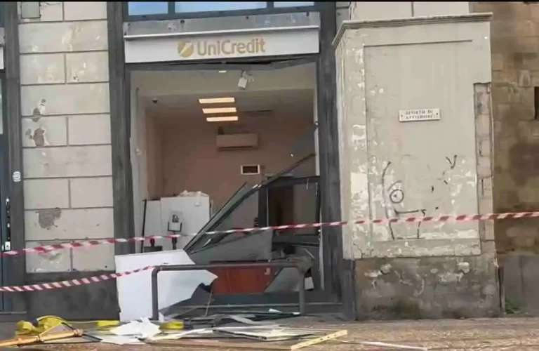 Assalto da film a Pozzuoli: sventrata la banca con un braccio meccanico, bottino da 300mila euro