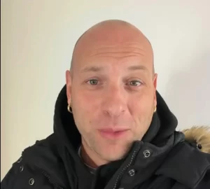 Clementino: «La musica mi ha salvato la vita». Vent’anni di rap, incontri e rinascite