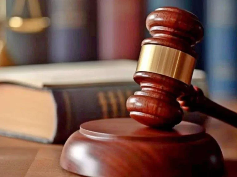 Sentenze pilotate per falsi incidenti: sospesi tre giudici di pace